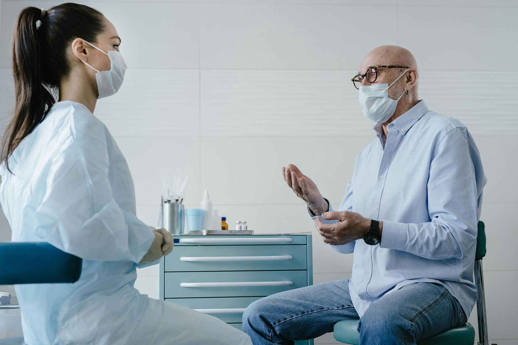 immunocompromised-man-discussing-symptoms-with-a-clinician